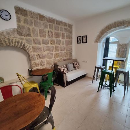 Private Hostel - Best Location Yerusalem Bagian luar foto
