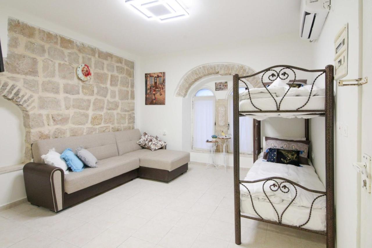 Private Hostel - Best Location Yerusalem Bagian luar foto