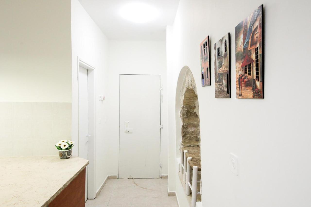 Private Hostel - Best Location Yerusalem Bagian luar foto