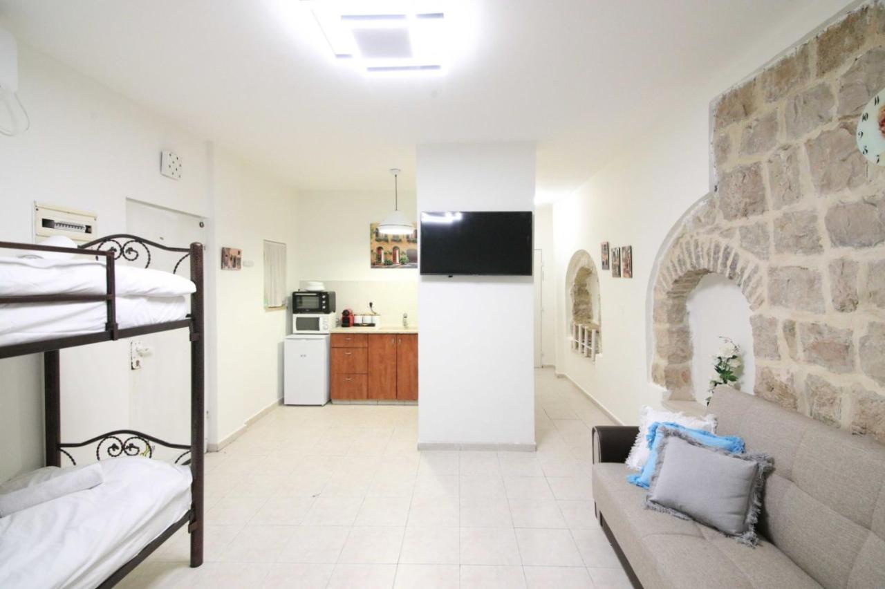 Private Hostel - Best Location Yerusalem Bagian luar foto