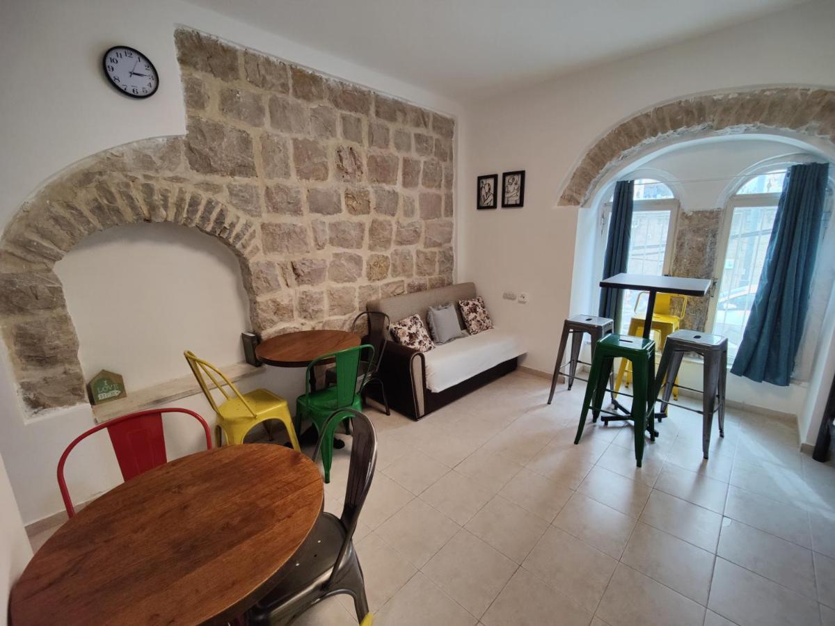 Private Hostel - Best Location Yerusalem Bagian luar foto