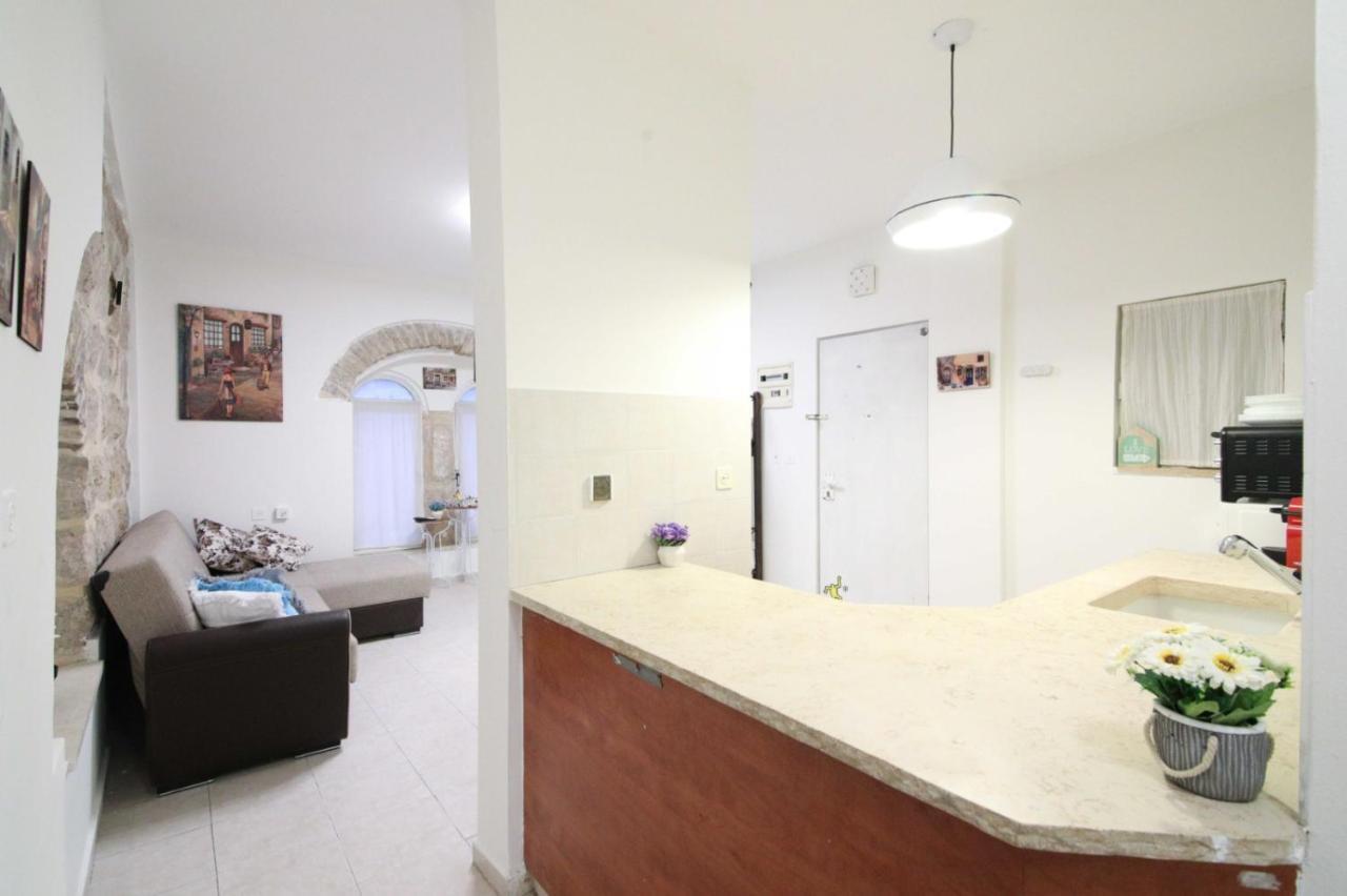 Private Hostel - Best Location Yerusalem Bagian luar foto