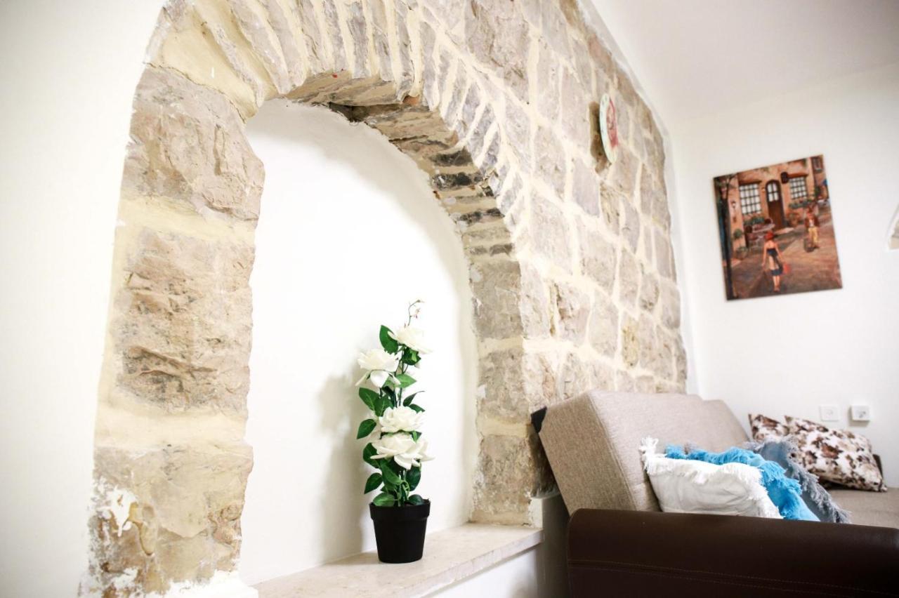 Private Hostel - Best Location Yerusalem Bagian luar foto