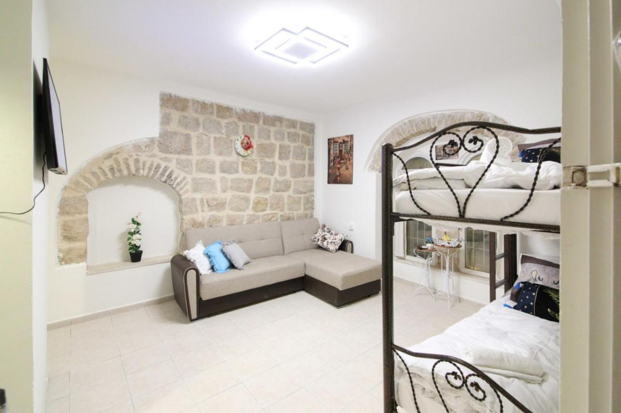 Private Hostel - Best Location Yerusalem Bagian luar foto