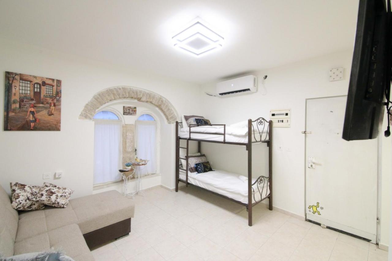 Private Hostel - Best Location Yerusalem Bagian luar foto